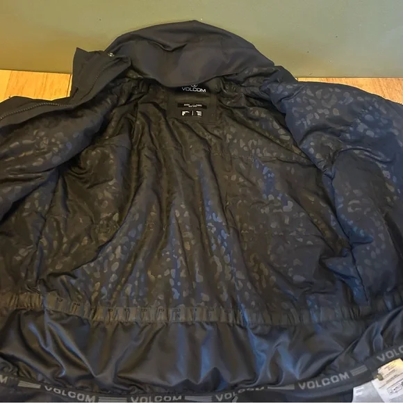 Volcom Women's bolt insulated Black snowboard Jacket - Picture 6 of 6